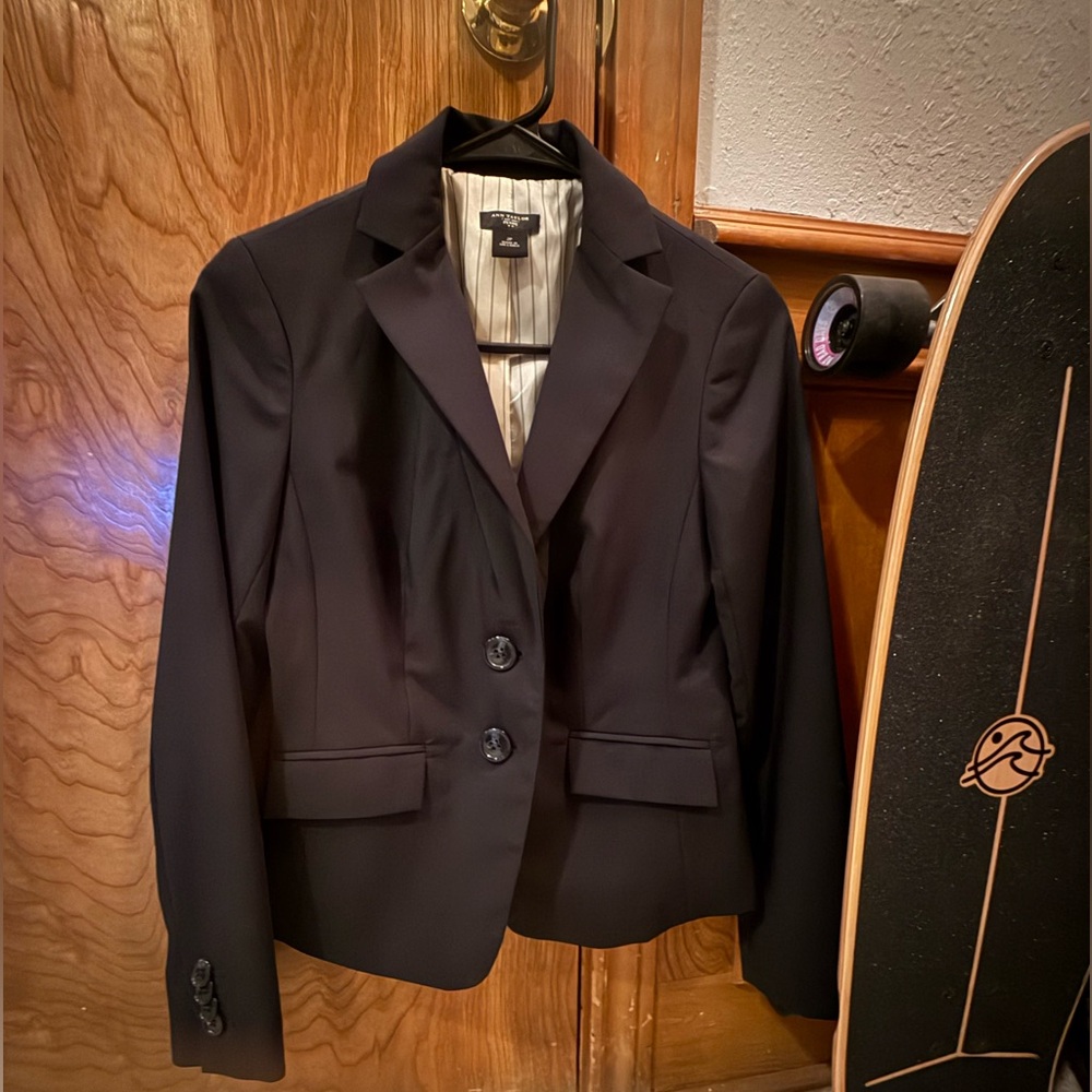 Black Ann Taylor blazer with two front pockets. 2p NWOT - Picture 2 of 11